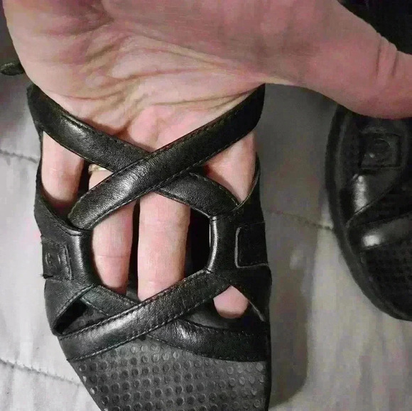 Merrell Black strappy sandals. Size 7. - Picture 9 of 12